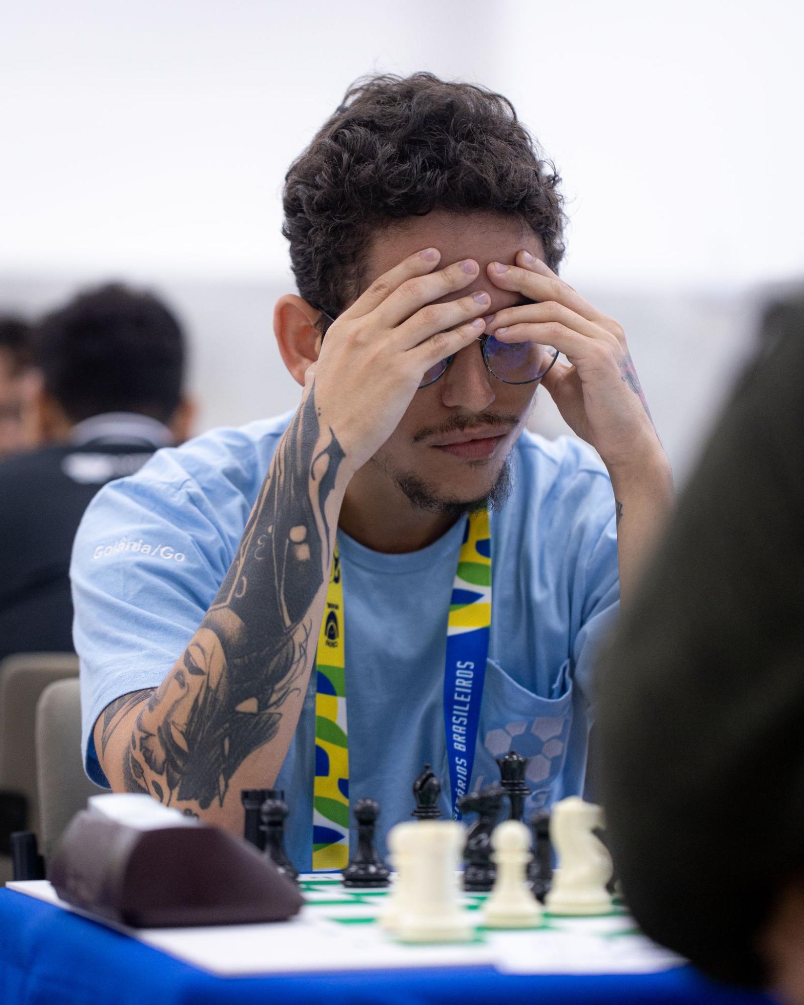 Michel durante torneio de xadrez.