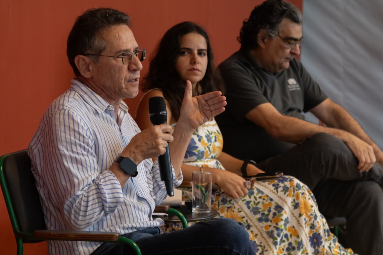 O professor da UFG Anselmo Pessoa Neto abordou a literatura como patrimônio material.