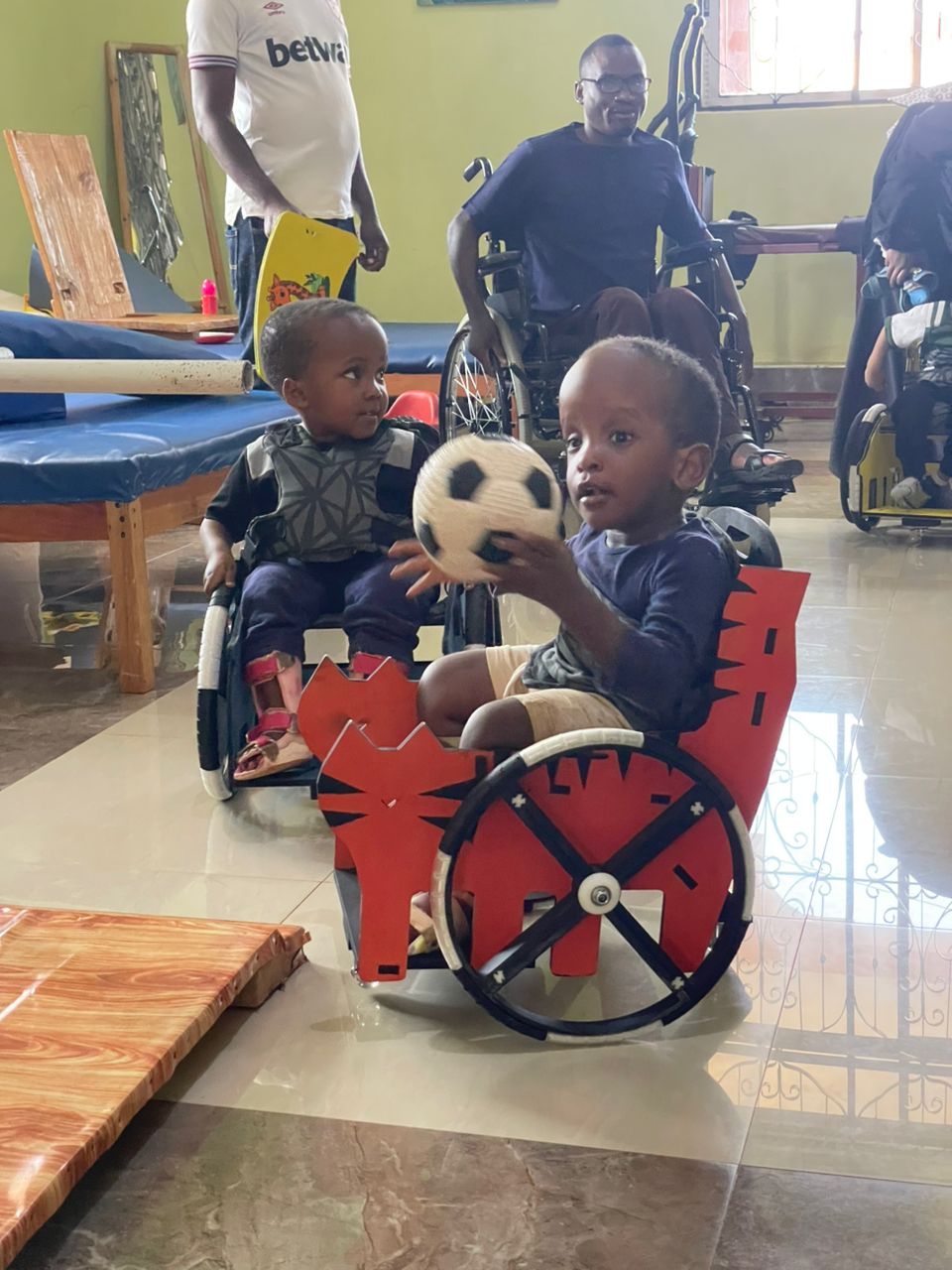Cadeiras de roda já foram enviadas até para a África.
