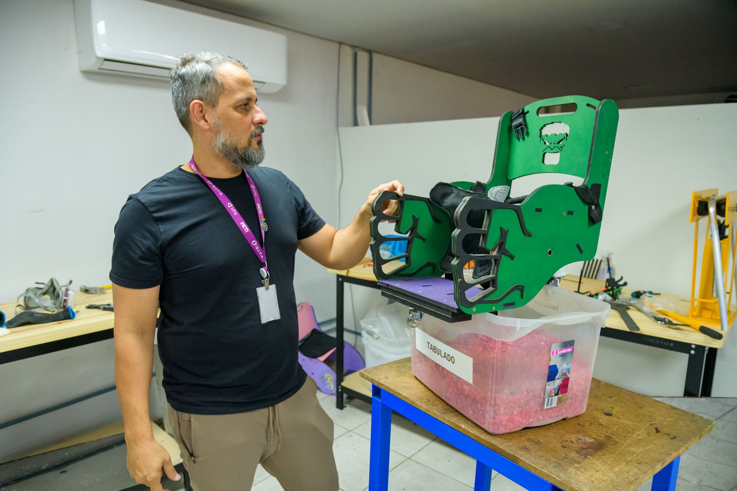 Crianças podem escolher o super-herói estampado na cadeira de rodas.