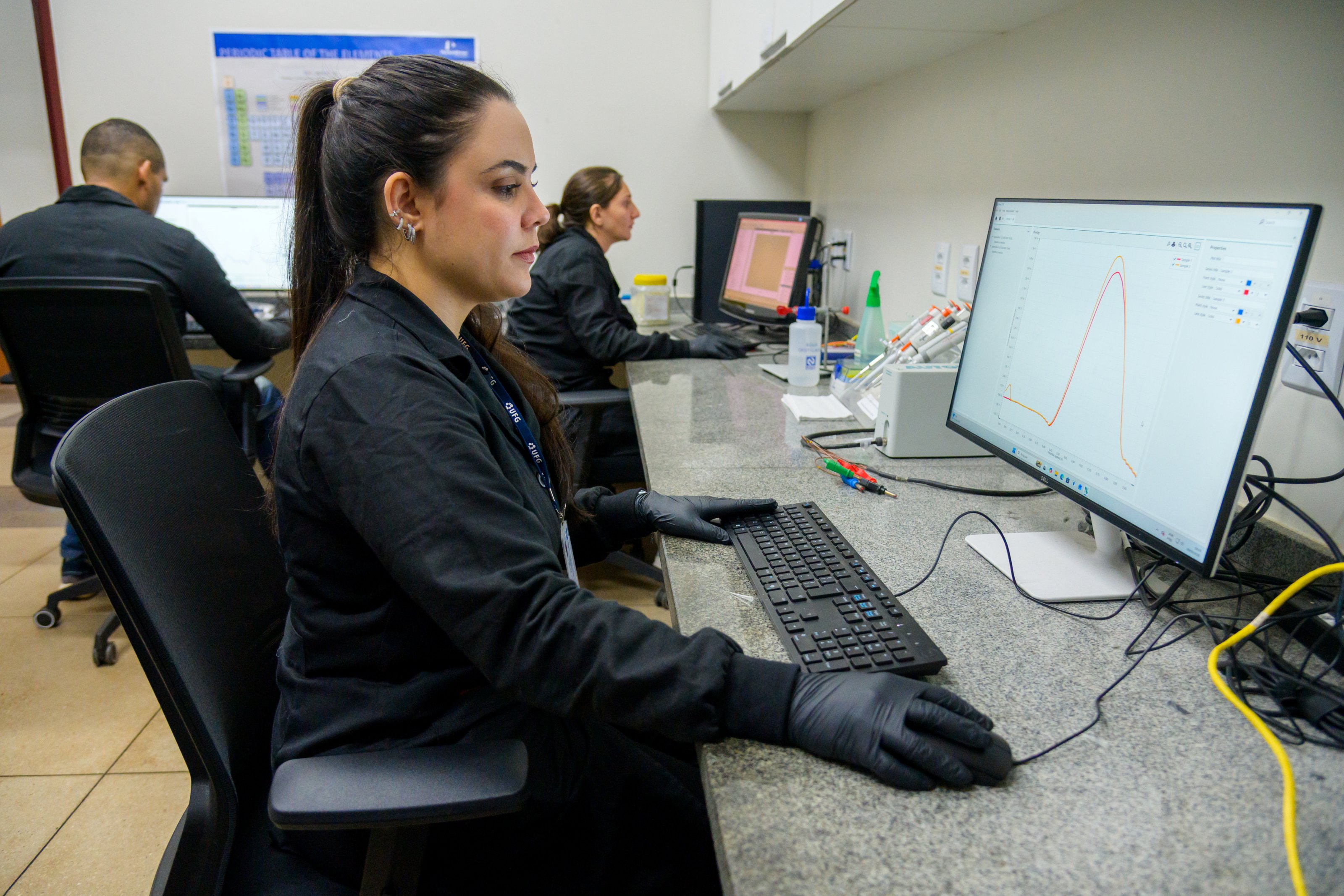 Equipe do Grupo de Microfluídica e Eletroforese do Instituto de Química da UFG.