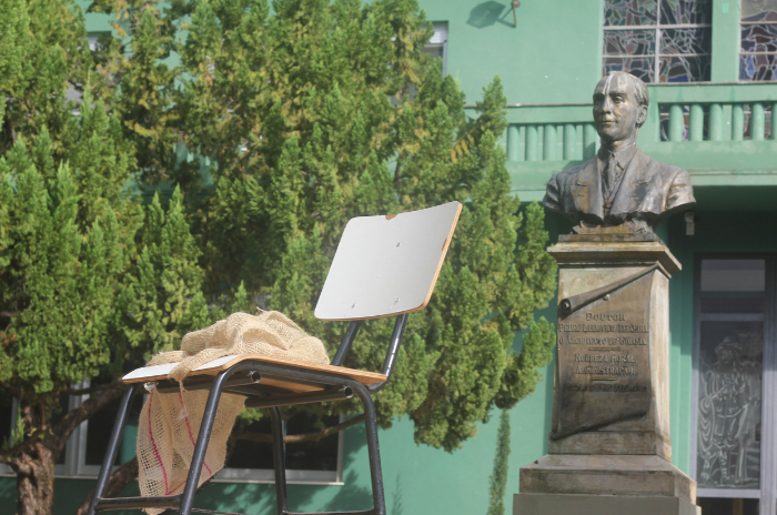 Uma das cadeiras foi instalada em frente ao Palácio das Esmeraldas.