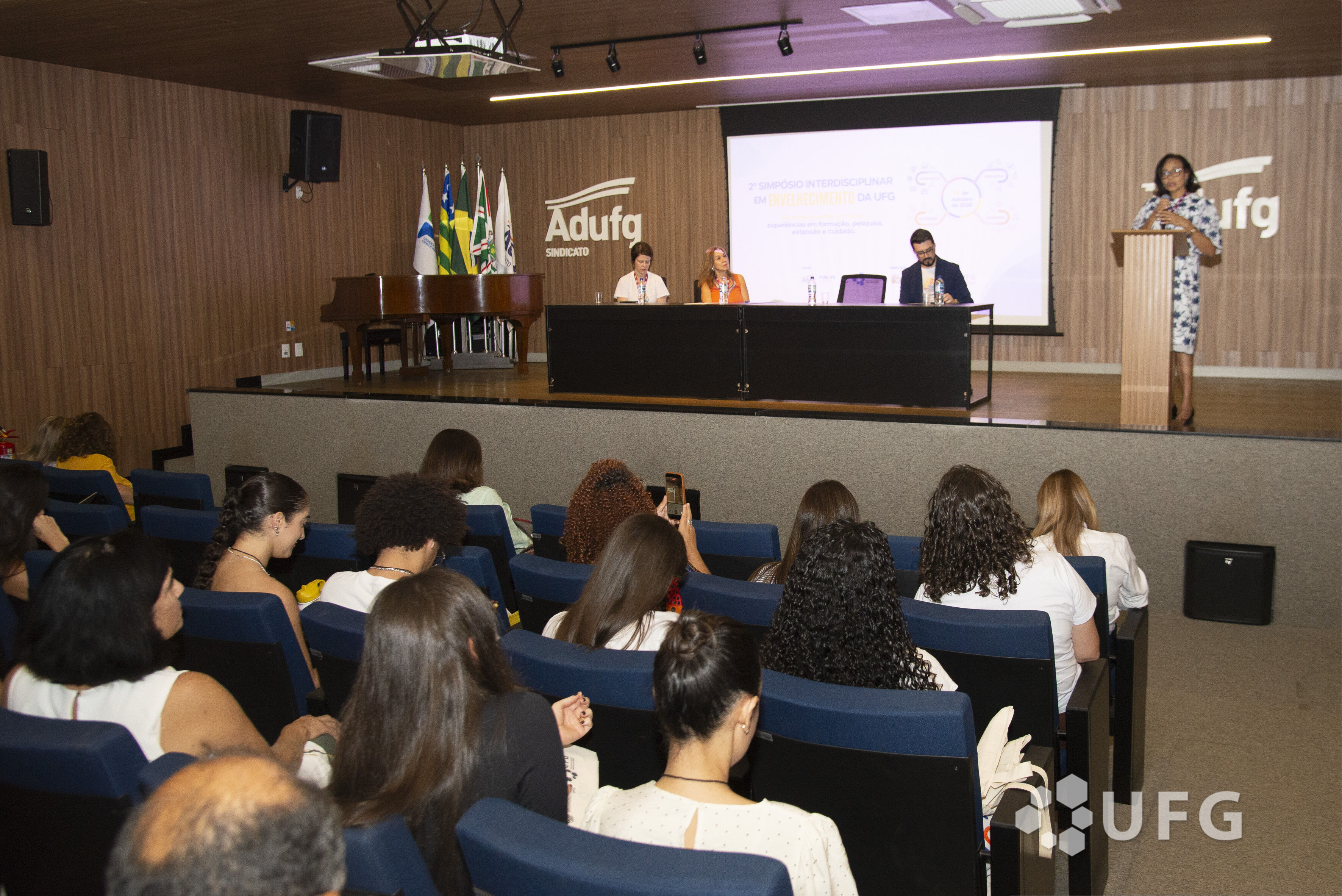 A programação também contou com painéis de conversas mediadas que reuniram diferentes áreas do conhecimento, como moda, fisioterapia, odontologia, educação física e enfermagem