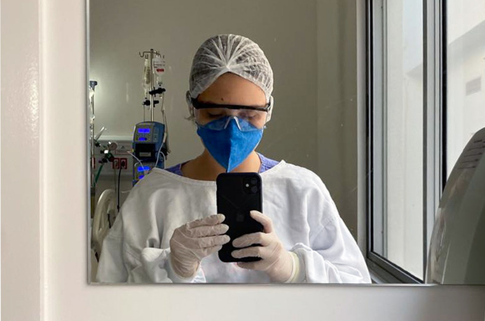 Selfie tirada por Fernanda em maio de 2021: "Tinha acabado de reproduzir áudios de familiares para paciente que estavam no leito intubados".